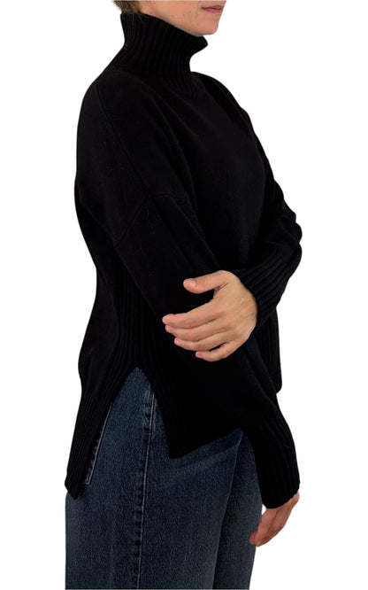 Initial - Maglia collo alto spacco - Nero